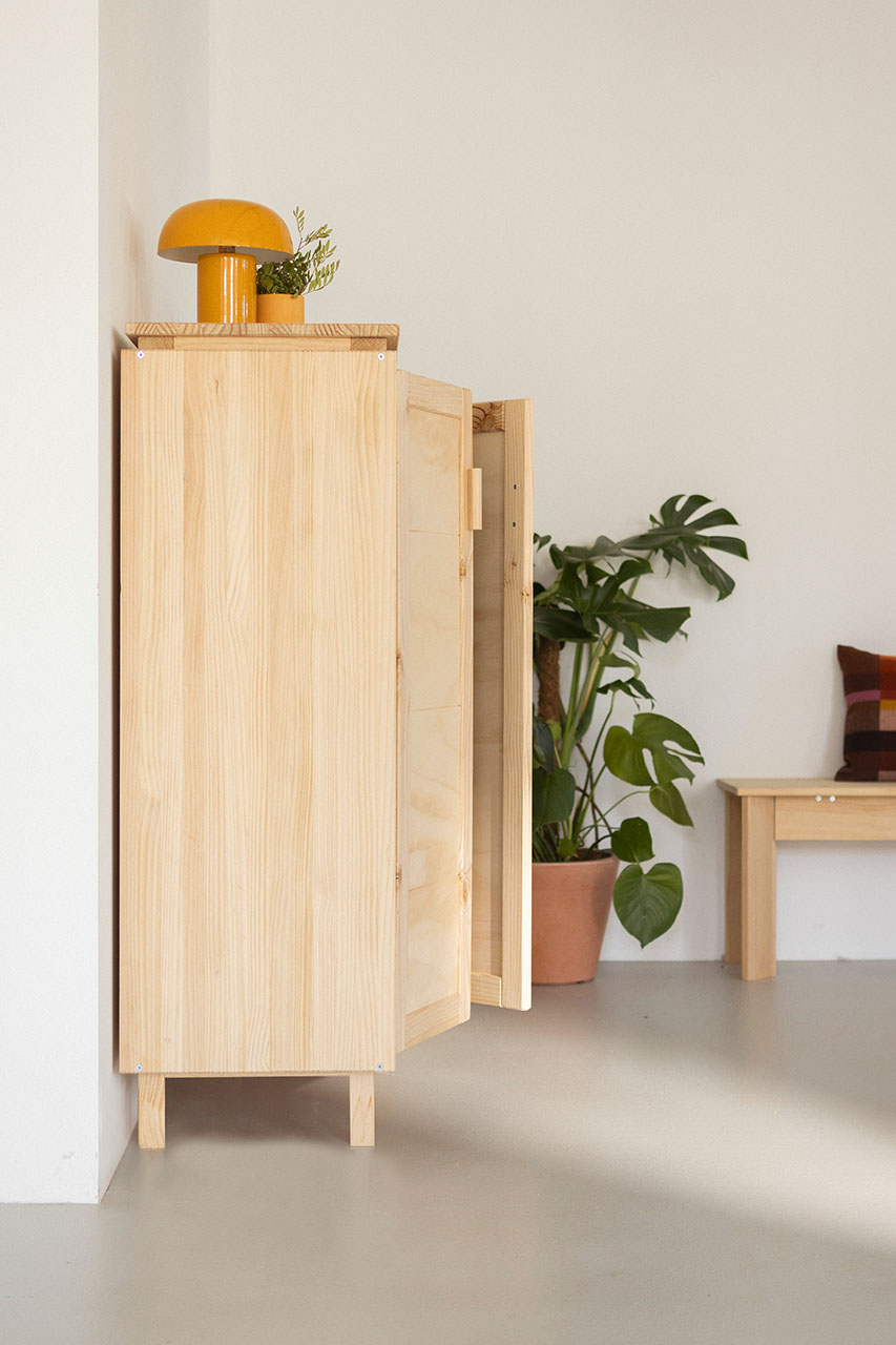 Imagen de ambiente 3 para:Armario bajo de madera de pino